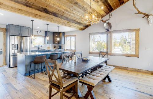 Grand Lake House | Relaxing Cabin Getaway at Stonewood Lodge for Families