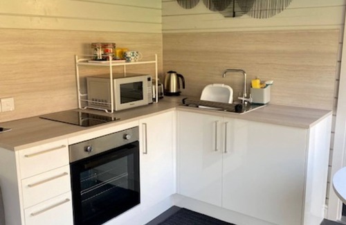 Ferndown Cabin | Ideal Cabin in a Prime Location with Breakfast Included