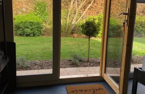 Ferndown Cabin | Ideal Cabin in a Prime Location with Breakfast Included
