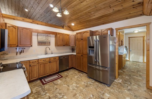 Markesan Cabin | Discover Green Lake: 11-Bed Cabin with Breakfast Included