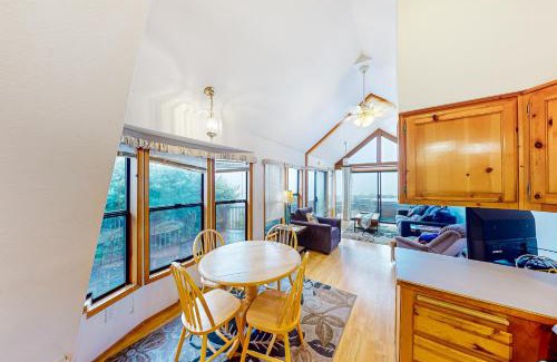 Brookings House | Pet-Friendly Cabin in the Clouds with Hot Tub Retreat