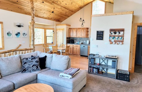 Indian Mountain Cabin | Relax at Cabin in the Clouds: Hot Tub & Mountain Views