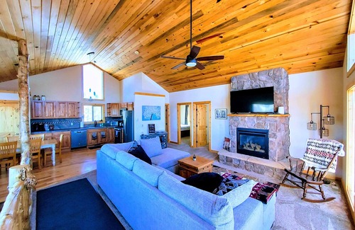 Indian Mountain Cabin | Relax at Cabin in the Clouds: Hot Tub & Mountain Views