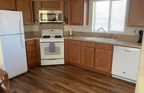 Ridgecrest Cabin | Desert Cabin: Child-Friendly Retreat with Perfect 10 Rating