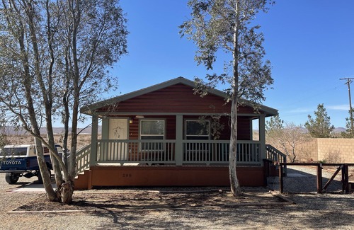 Ridgecrest Cabin | Desert Cabin: Child-Friendly Retreat with Perfect 10 Rating