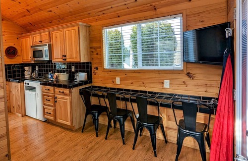 Cascade Locks Cabin | Cozy Cabin Retreat in Cascade Locks with Jacuzzi Tub