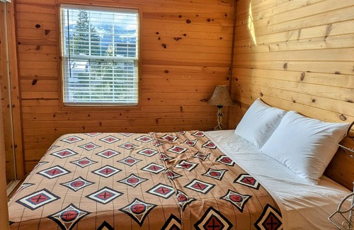 Cascade Locks Cabin | Cozy Cabin Retreat in Cascade Locks with Jacuzzi Tub