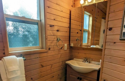 Cascade Locks Cabin | Cozy Cabin Retreat in Cascade Locks with Jacuzzi Tub