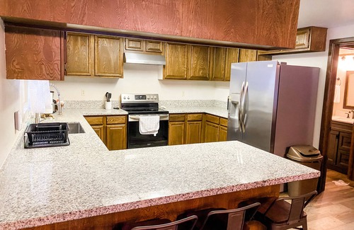 Shaver Lake House | Cozy Village Cabin with WiFi, Lake View & Family Loft