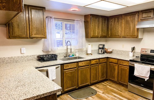Shaver Lake House | Cozy Village Cabin with WiFi, Lake View & Family Loft