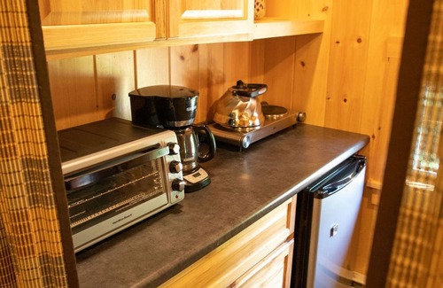 Barnard Cabin | Cozy Cabin in the Orchard with Pool & Lake Views