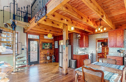 Eureka Springs Cabin | Cabin in the Ozarks with stunning views, private balcony, & washer/dryer