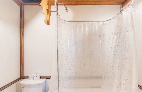 Eureka Springs Cabin | Cabin in the Ozarks with stunning views, private balcony, & washer/dryer