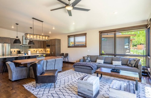 Silverthorne House | Pet Friendly Cabin in the Sky with Lake Views & Hot Tub