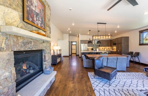 Silverthorne House | Pet Friendly Cabin in the Sky with Lake Views & Hot Tub