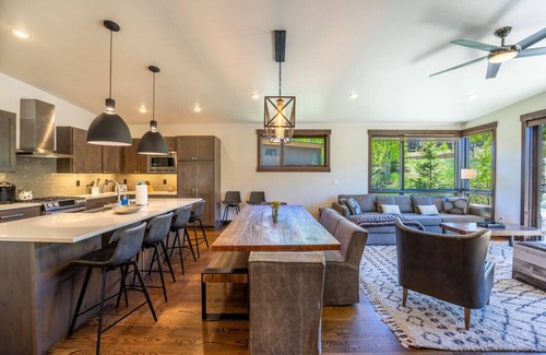 Silverthorne House | Pet Friendly Cabin in the Sky with Lake Views & Hot Tub