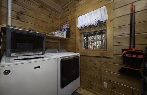 Bergton Cabin | Cabin in the Sky - HotTub, Game Room & Great View! Bryce Resort