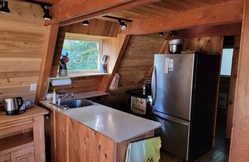 Bowen Island Apartment | Relaxing Cabin In The Woods with Pet-Friendly Amenities
