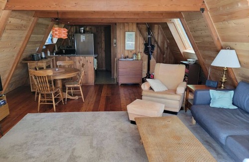 Bowen Island Apartment | Relaxing Cabin In The Woods with Pet-Friendly Amenities