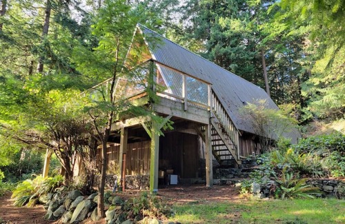 Bowen Island Apartment | Relaxing Cabin In The Woods with Pet-Friendly Amenities