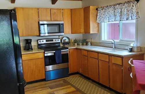 Eureka Cabin | Cozy Cabin Retreat: Ideal for Long Stays with Lake View