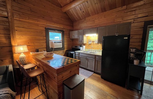 Huey Cabin | Experience the Cabin In The Woods: Pet-Friendly Retreat