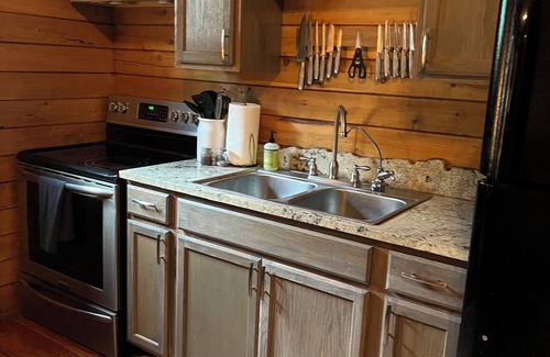 Huey Cabin | Experience the Cabin In The Woods: Pet-Friendly Retreat