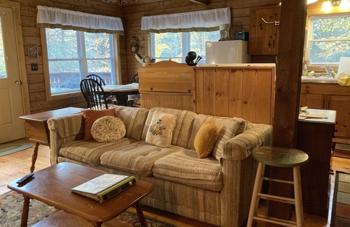 Richmond Cabin | Cozy Cabin in the Woods with Breakfast & Family Amenities