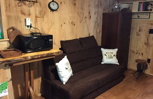 Manchester Cabin | Cozy Cabin Retreat in the Woods with Lake Access