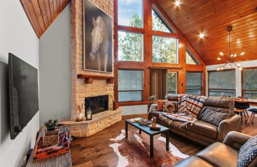 Whispering Hills House | Cabin Masterpiece on Private Lake 3 bedroom