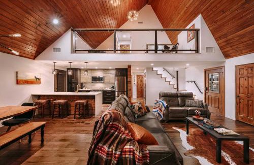 Whispering Hills House | Cabin Masterpiece on Private Lake 3 bedroom