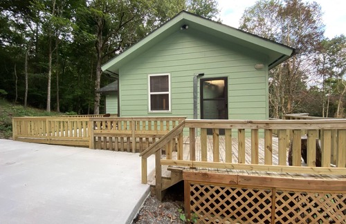 Guntersville Cottage | Mountain Retreat with Deck, Boat Parking & Pool Access