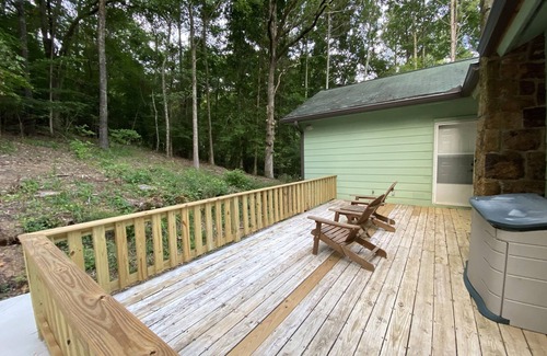 Guntersville Cottage | Mountain Retreat with Deck, Boat Parking & Pool Access