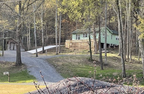 Guntersville Cottage | Mountain Retreat with Deck, Boat Parking & Pool Access