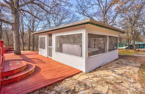 Norman Cabin | Cabin near Norman with Hot Tub & Pool