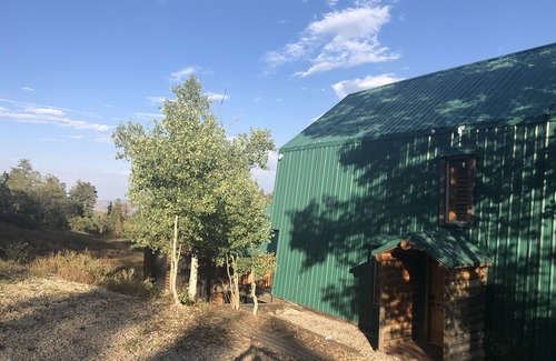 Tollgate Canyon Cabin | Cozy Cabin Retreat Near Park City with Spa & Breakfast