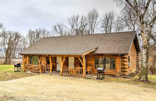 Ferryville Cottage | Cozy Cabin by the River - Stay Where Treehouse Masters Went!