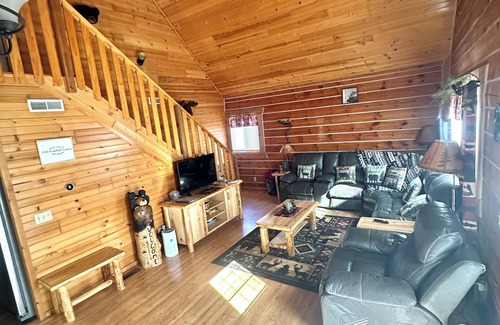Warrens Cabin | Unforgettable Cabin Stay: Waterparks, Trails & Ocean Views