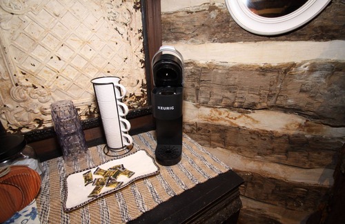 Glen Rose Cabin | Prime Cabin off the Square with Kitchen & Breakfast Included