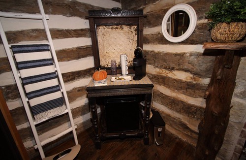 Glen Rose Cabin | Prime Cabin off the Square with Kitchen & Breakfast Included