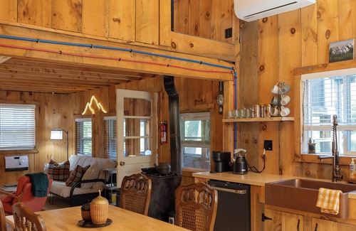 Hill Cabin | Tranquil Cabin by a Private Lake: Perfect for Fishing & Kayaking