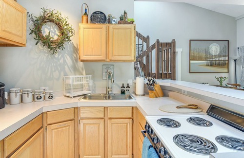 Black Hawk Cabin | Enchanting Cabin on Clear Creek with Spa & Breakfast