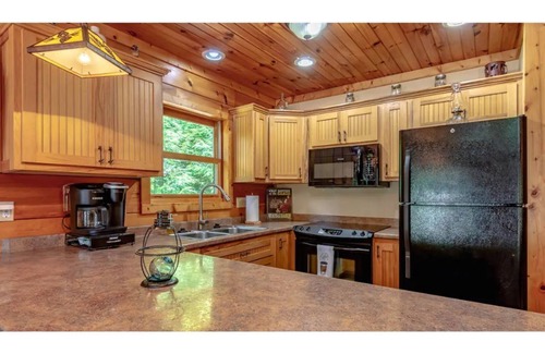 Albany Cabin | Tranquil Cabin on Dale Hollow - Steps from Your Boat