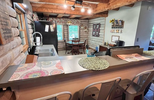 Burnsville Cabin | Cozy Downtown Retreat - Cabin on Main with Ocean View!