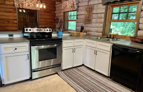 Burnsville Cabin | Cozy Downtown Retreat - Cabin on Main with Ocean View!