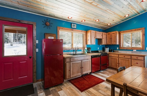 Purgatory House | Relaxing Cabin on Pond with Hot Tub - Pet Friendly Retreat