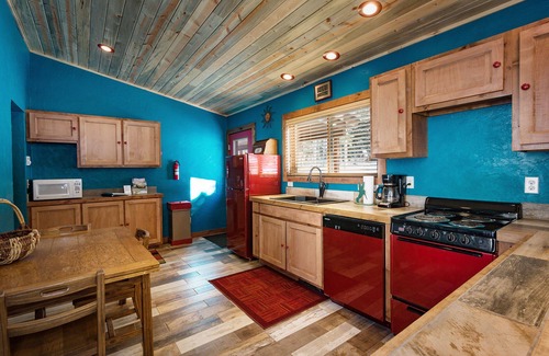 Purgatory House | Relaxing Cabin on Pond with Hot Tub - Pet Friendly Retreat