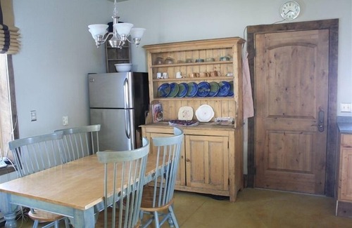 New Castle Cabin | Historic School House with Pet-Friendly Amenities & High Ratings