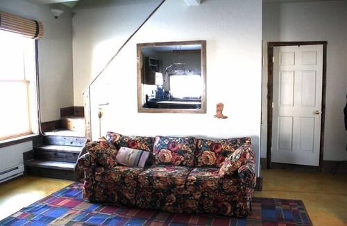 New Castle Cabin | Historic School House with Pet-Friendly Amenities & High Ratings