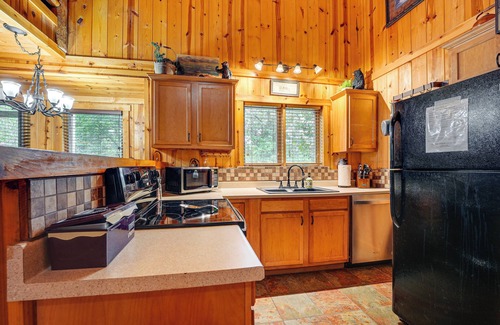 Blue Eye Cabin | Escape to Table Rock Lake: Hot Tub & Fire Pit Retreat